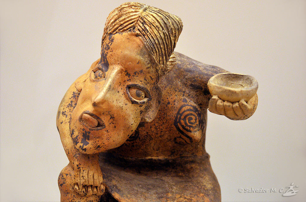 Figura de mujer sentada realizada en arcilla, perteneciente a la cultura Jalisco (600-400 a.c).