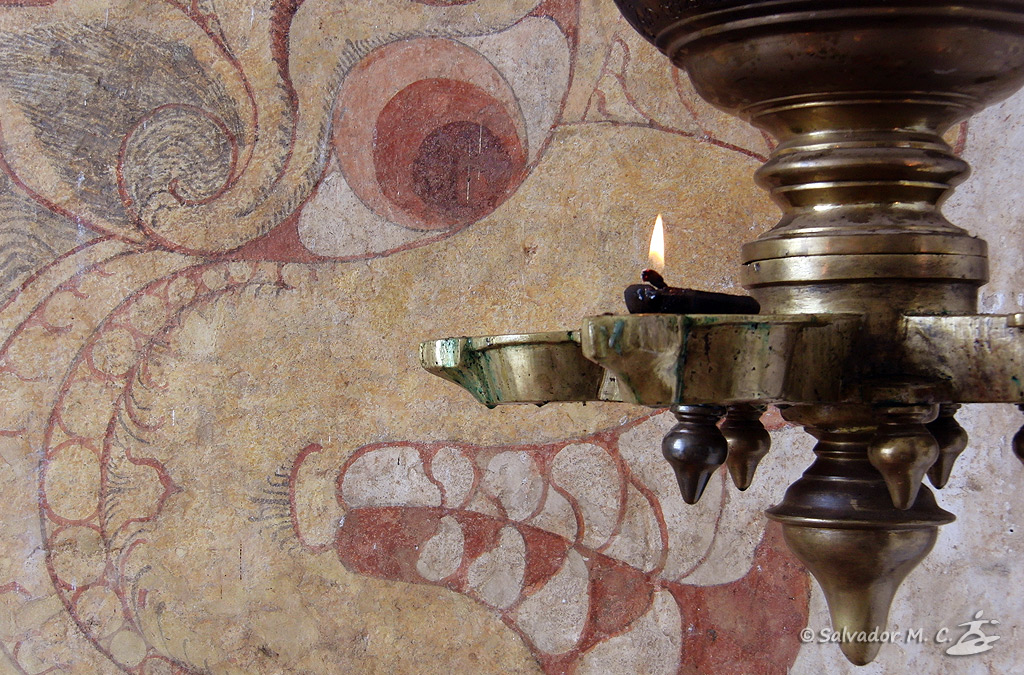 Lámpara votiva de templo de Sri Lanka.