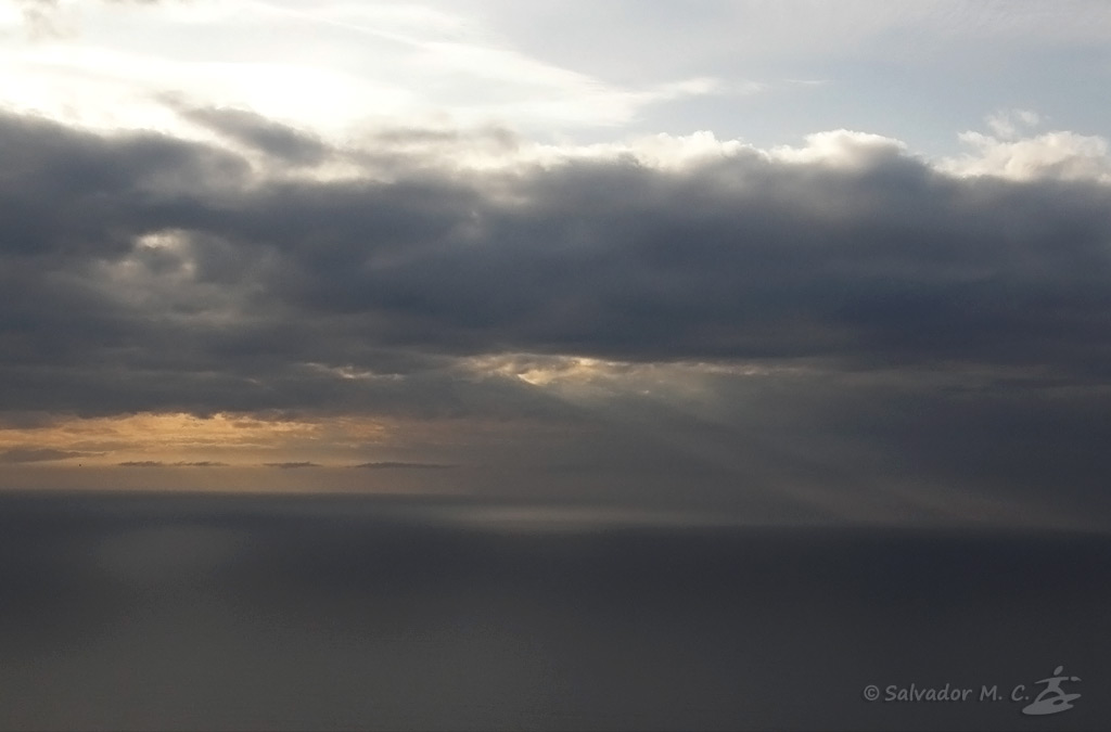 Rayos de sol velados al atardecer sobre el Mar Cantábrico.