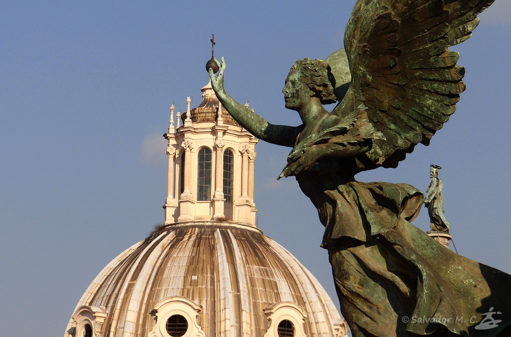 Encuadre de estatua y cúpula en Roma.