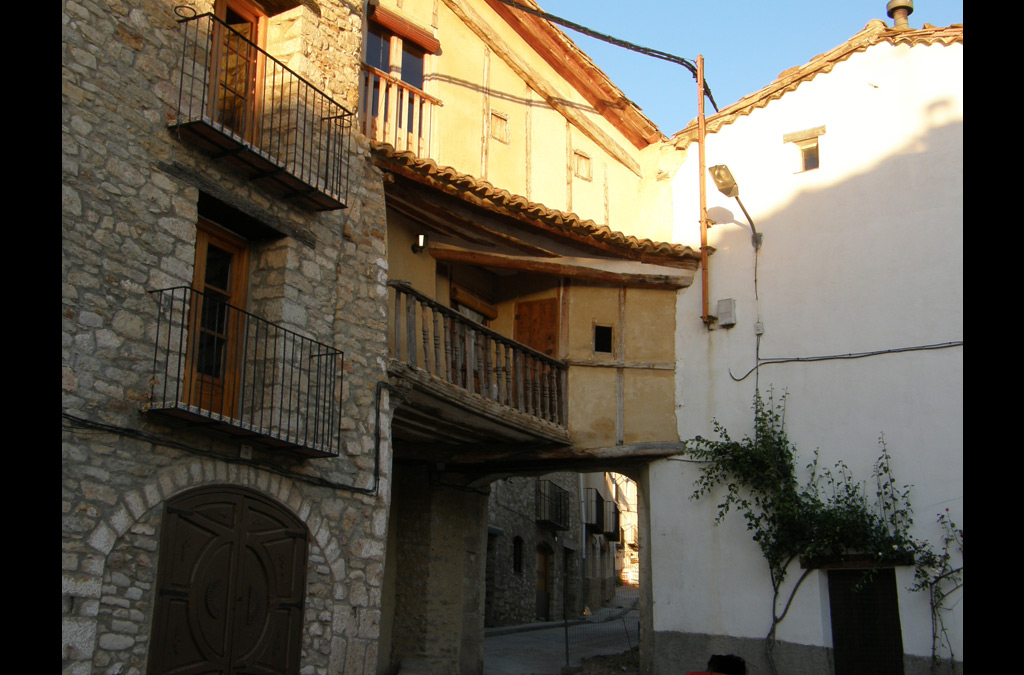 Calle del pueblo de Tronchón en Teruel. ORIGINAL.