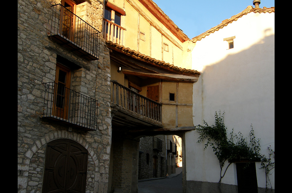 Calle del pueblo de Tronchón en Teruel. RETOCADA.